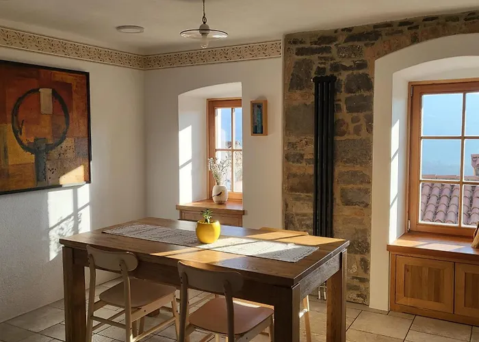 Hisa Manira Nyaraló *