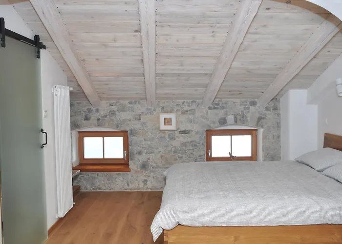 Hisa Manira Nyaraló