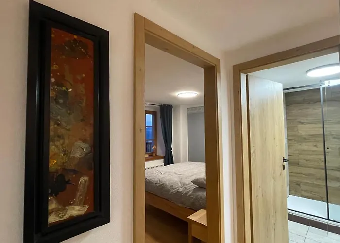 Hisa Manira Nyaraló *